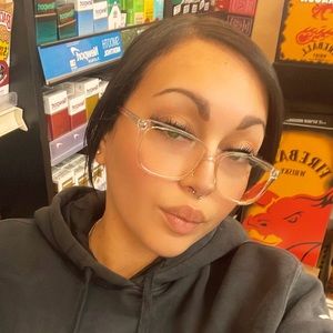 Meet your Posher, Yamaris